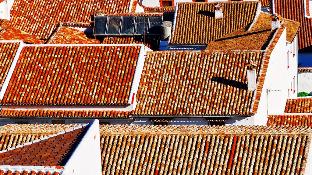 Tejas cerámicas y eficiencia energética: guía práctica para cubiertas que rinden