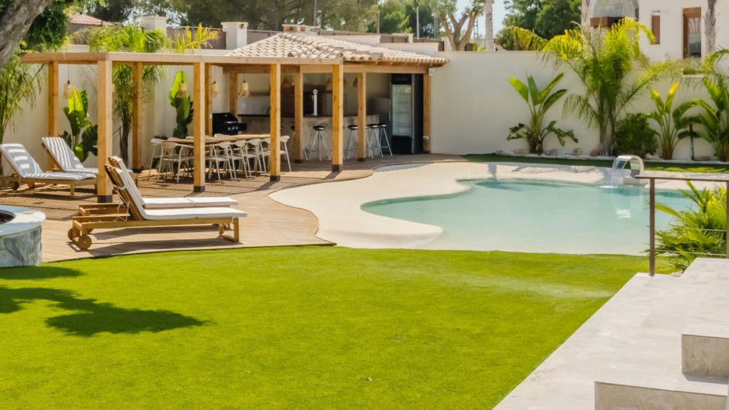 Cómo combinar suelos diferentes en una terraza: cerámica, césped, madera y piedra